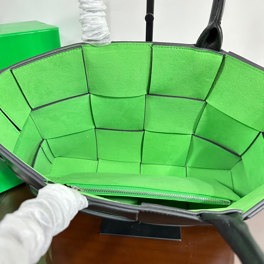 BV Medium Arco Leather Tote Bag- Black And Green - Bag - Gorchic - $180.99