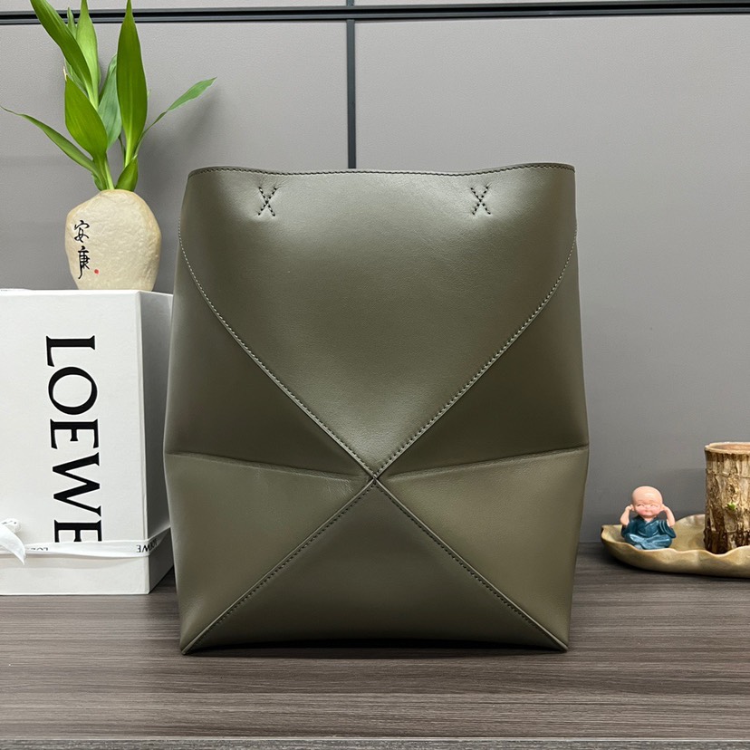 Puzzle iconic Puzzle Fold Tote in shiny calfskin Medium Green - Bag - Gorchic - $117.99