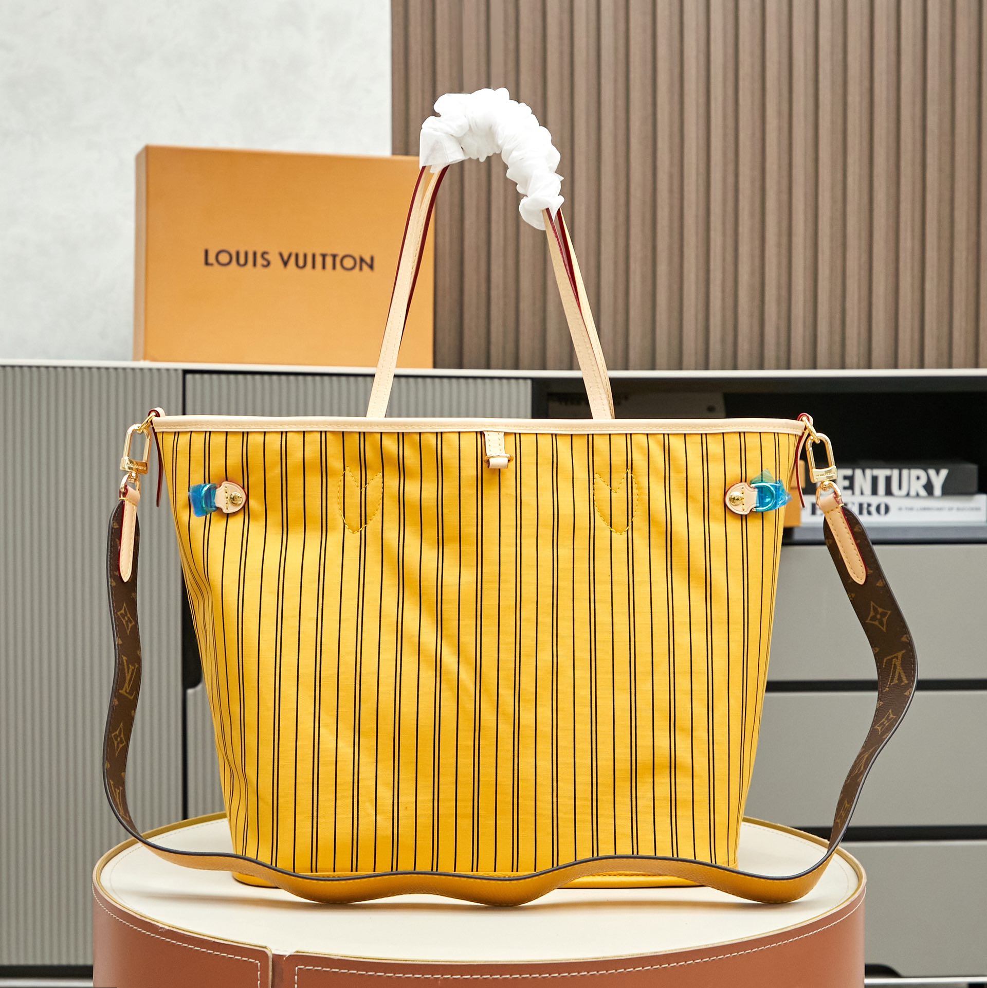 Designer Monogram Neverfull Bandoulière Inside Out MM Size Jaune Safran Bag - Gorchic - $139.99