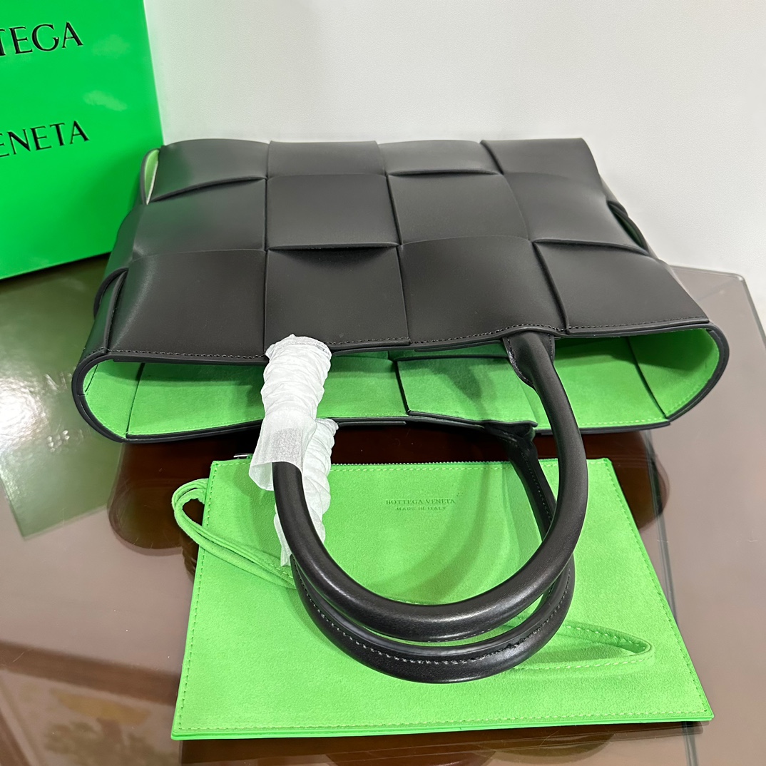 BV Medium Arco Leather Tote Bag- Black And Green - Bag - Gorchic - $180.99