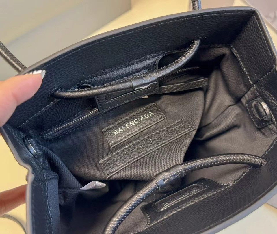 Hourglass iconic tote bag - Gorchic - $139.99