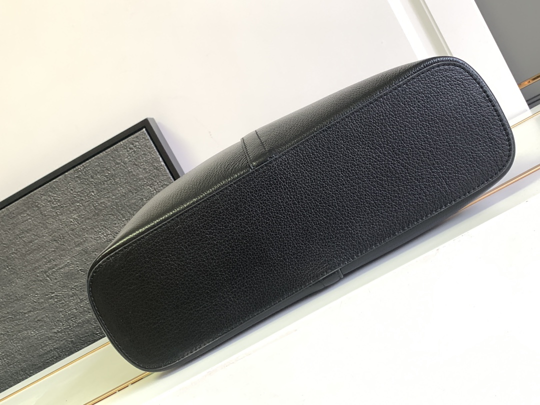 Hourglass iconic Lock Trim Large Tramp Bag - Black and Sier Bag - Gorchic - $144.99