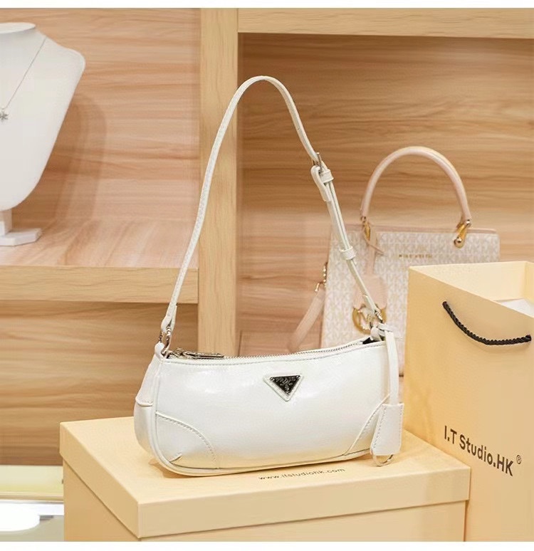 Saffiano texture Re-Edition 2002 medium leather shoulder bag - White - Bag - Gorchic - $135.99