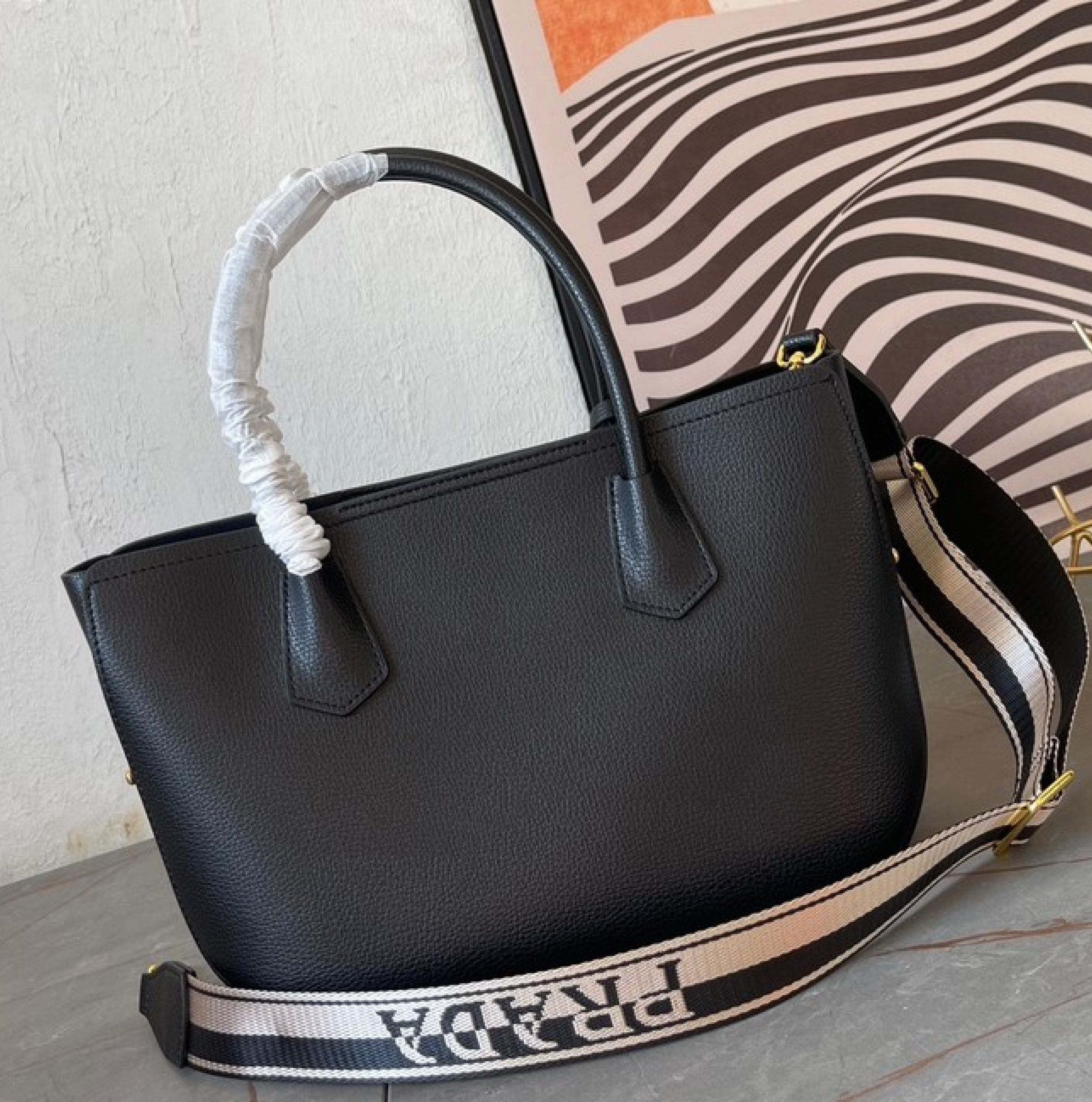 Saffiano texture Monochrome Tote Bag - Gorchic - $169.99