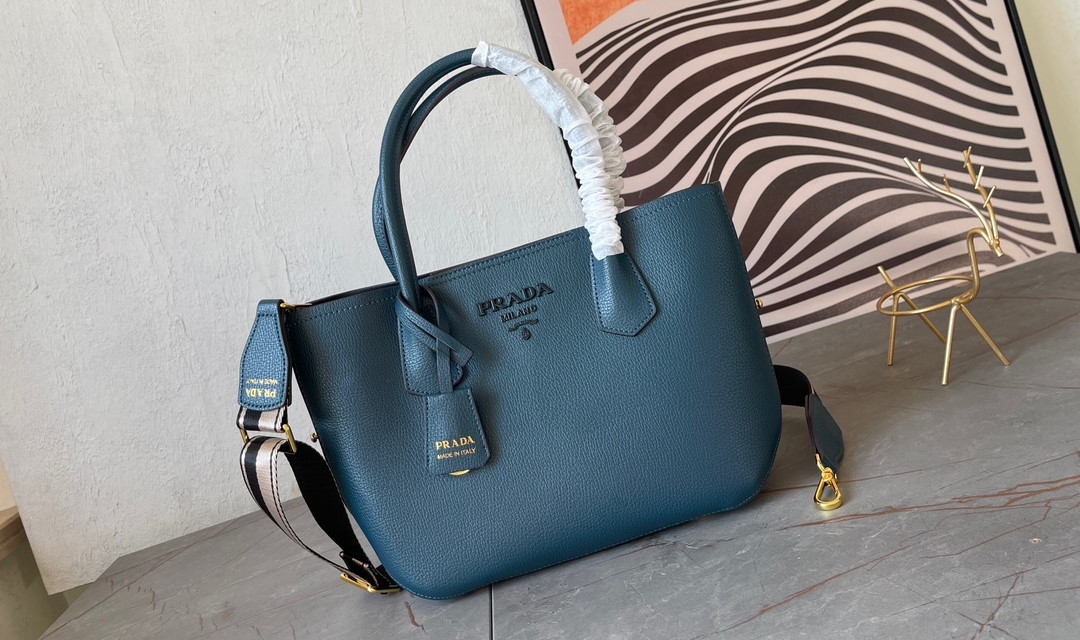 Saffiano texture Monochrome Tote Bag - Gorchic - $169.99