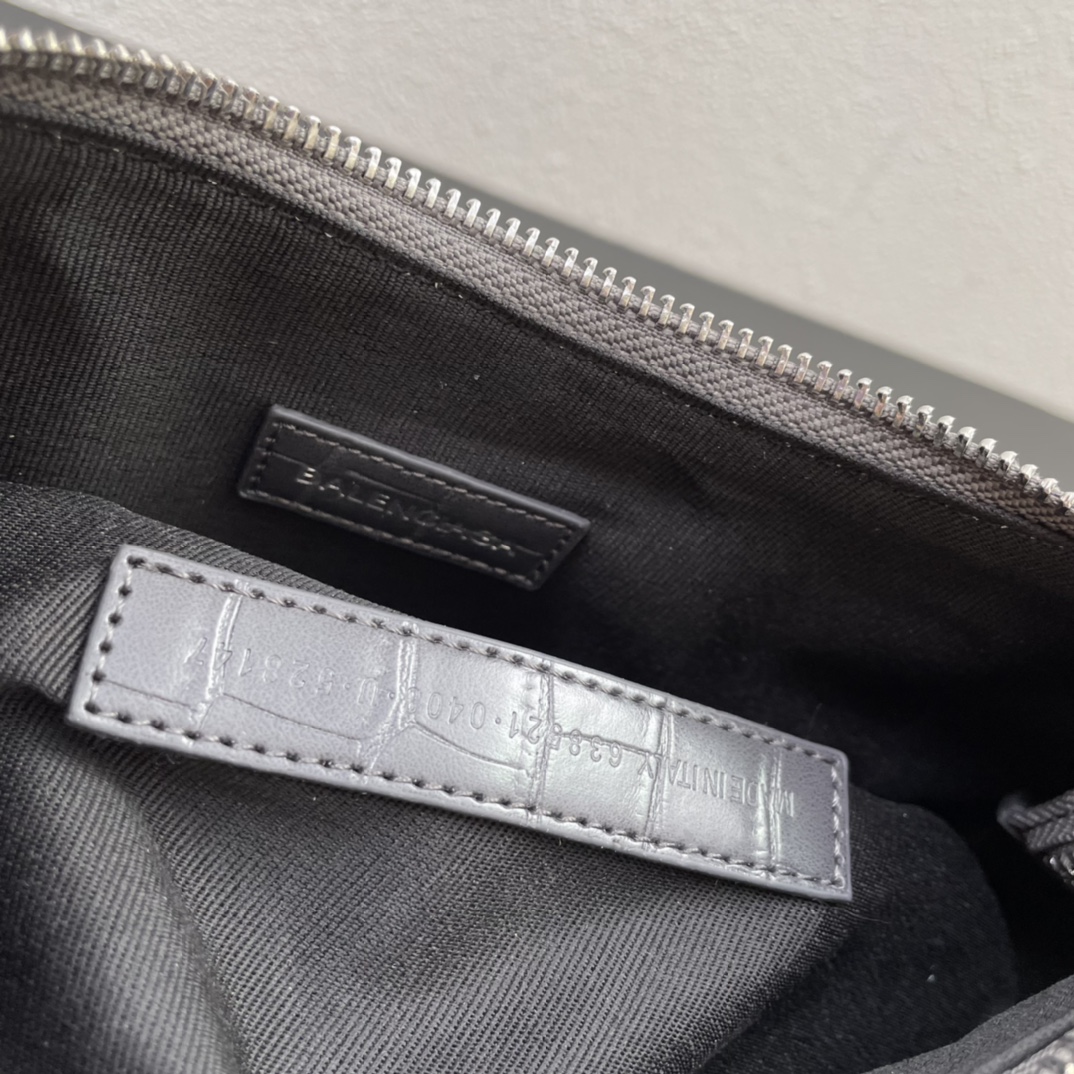 Hourglass iconic Le Cagole XS shoulder bag - Gorchic - $157.99