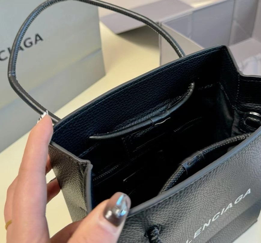 Hourglass iconic tote bag - Gorchic - $139.99