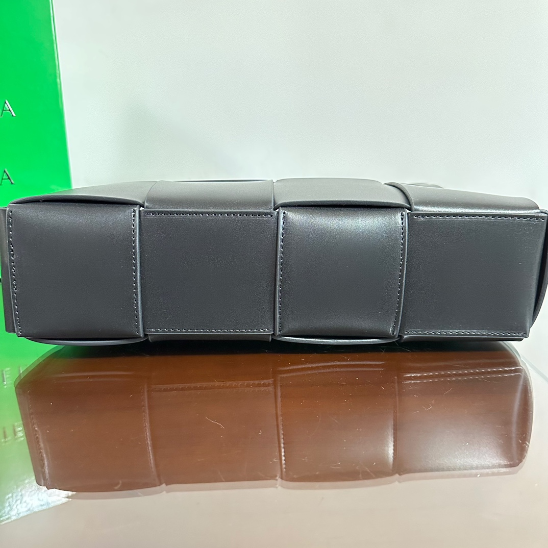 BV Medium Arco Leather Tote Bag- Black And Green - Bag - Gorchic - $180.99