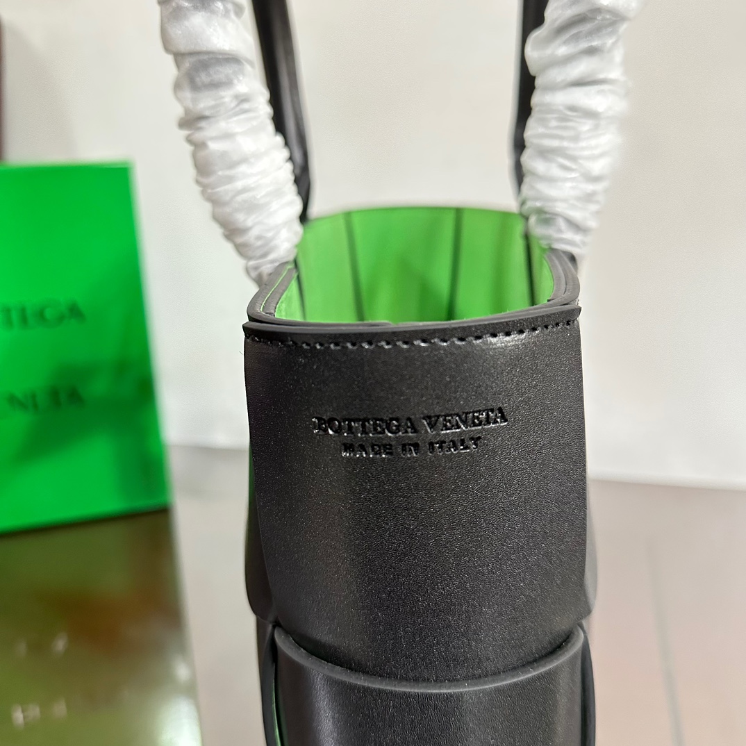 BV Medium Arco Leather Tote Bag- Black And Green - Bag - Gorchic - $180.99