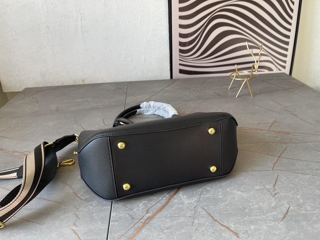 Saffiano texture Monochrome Tote Bag - Gorchic - $169.99