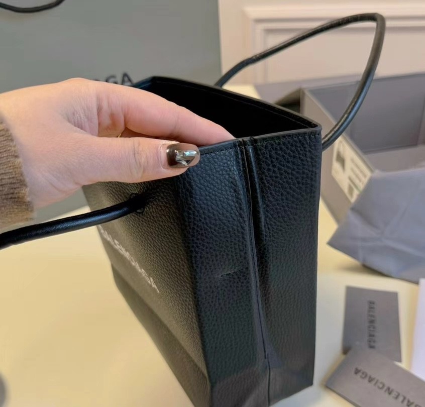 Hourglass iconic tote bag - Gorchic - $139.99