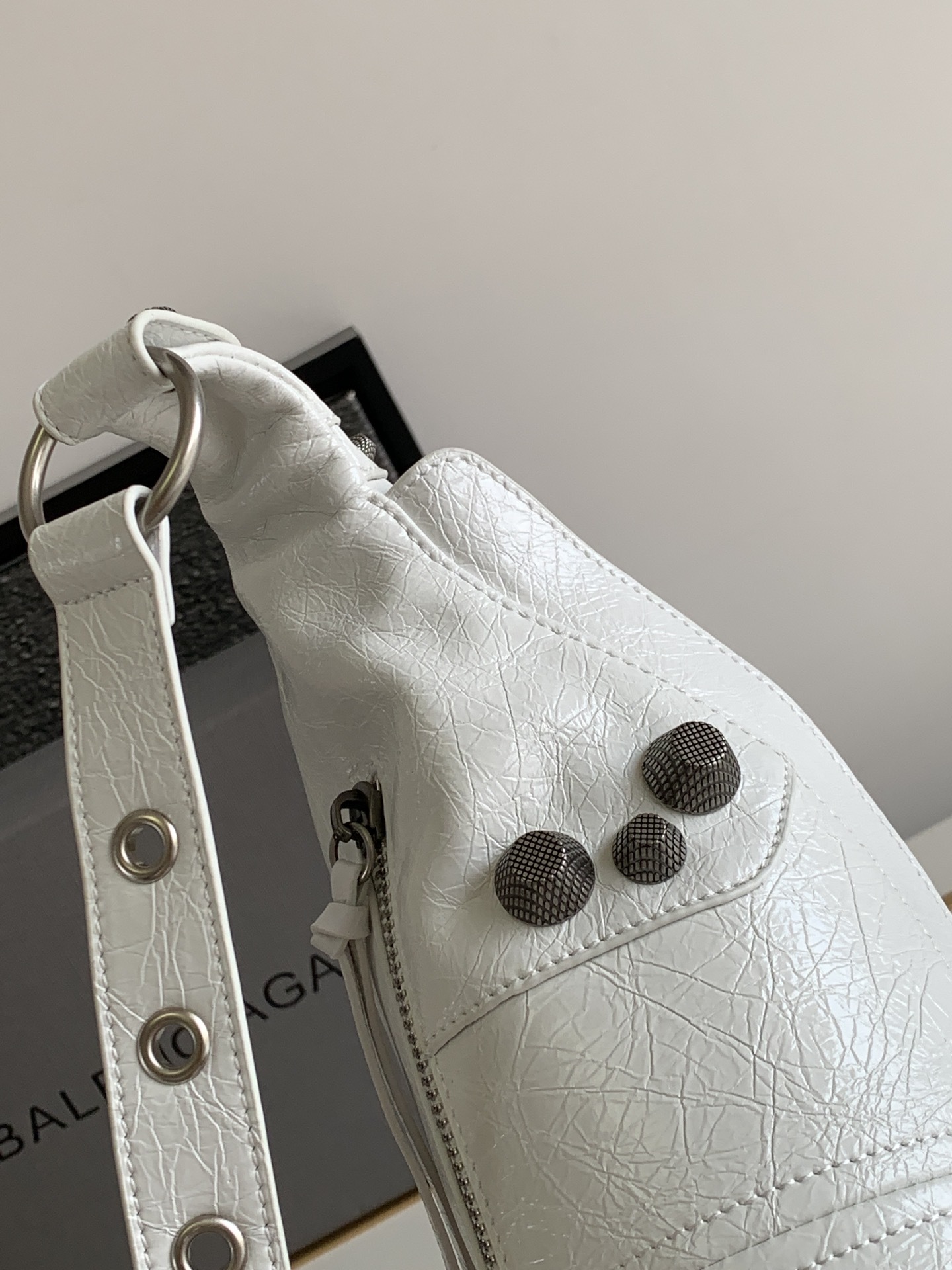 Hourglass iconic Crossbody Belt White Bag - Gorchic - $178.99