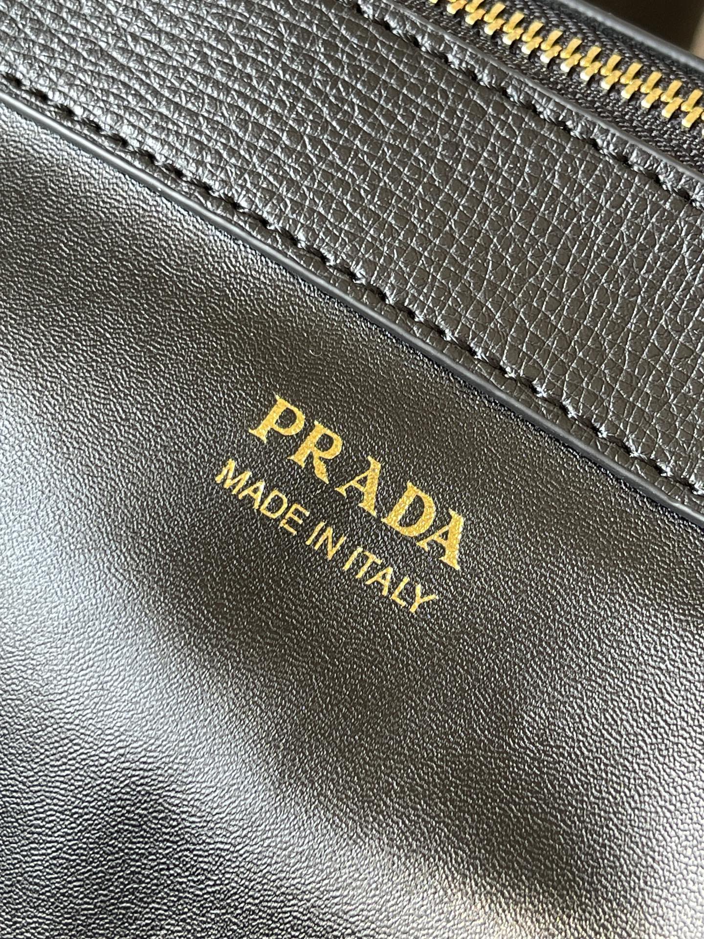 Saffiano texture Monochrome Tote Bag - Gorchic - $169.99