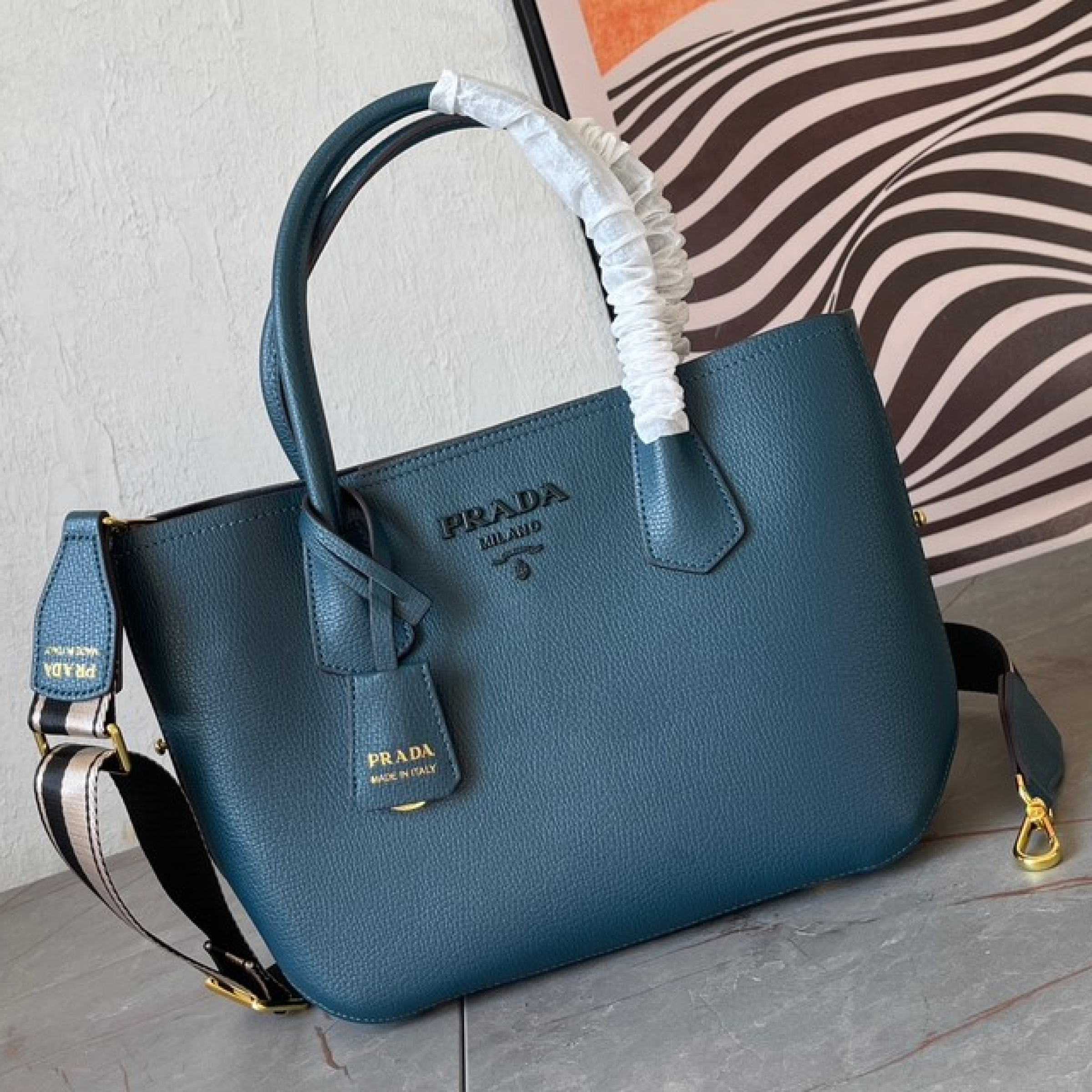 Saffiano texture Monochrome Tote Bag - Gorchic - $169.99