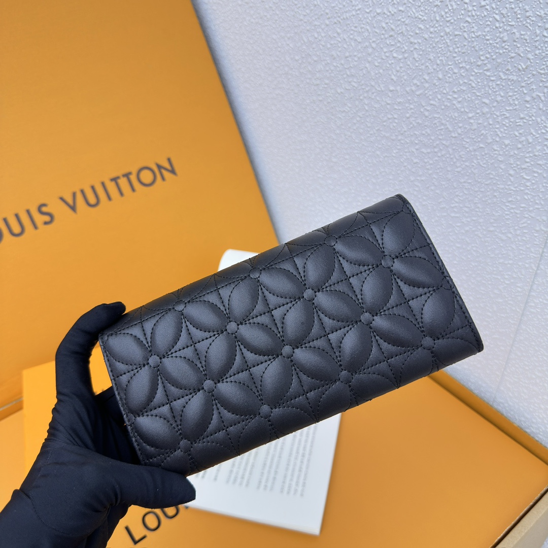 Designer Monogram Capucines Compact Maxi Black Wallet ﻿ - Gorchic - $110.99