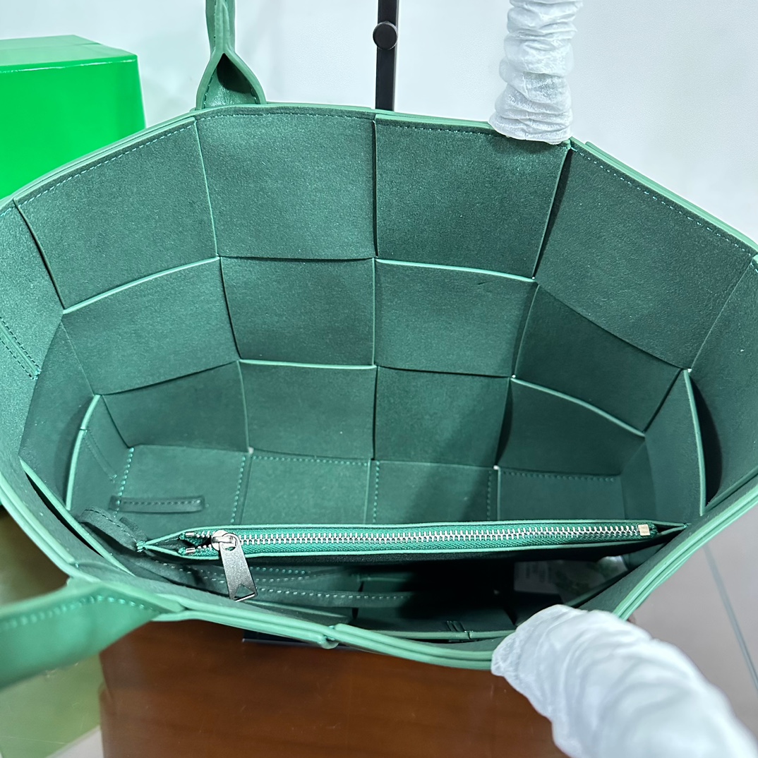 BV Medium Arco Leather Tote Bag- Green - Bag - Gorchic - $180.99