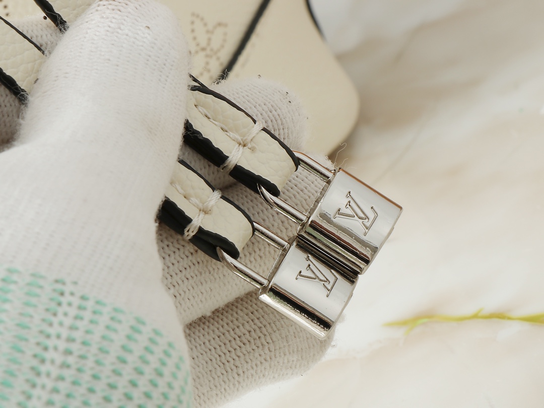 Designer Monogram Flore White Bag - Gorchic - $137.99