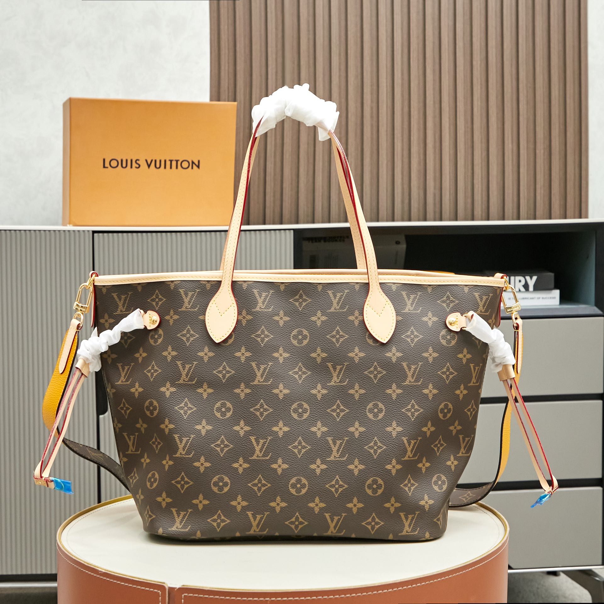 Designer Monogram Neverfull Bandoulière Inside Out MM Size Jaune Safran Bag - Gorchic - $139.99