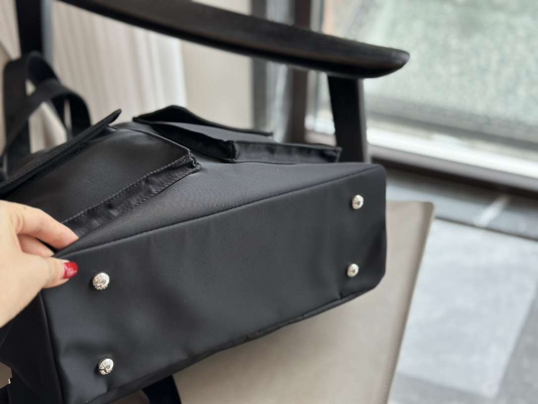 Saffiano texture Classic Shopping Bag - Gorchic - $138.99