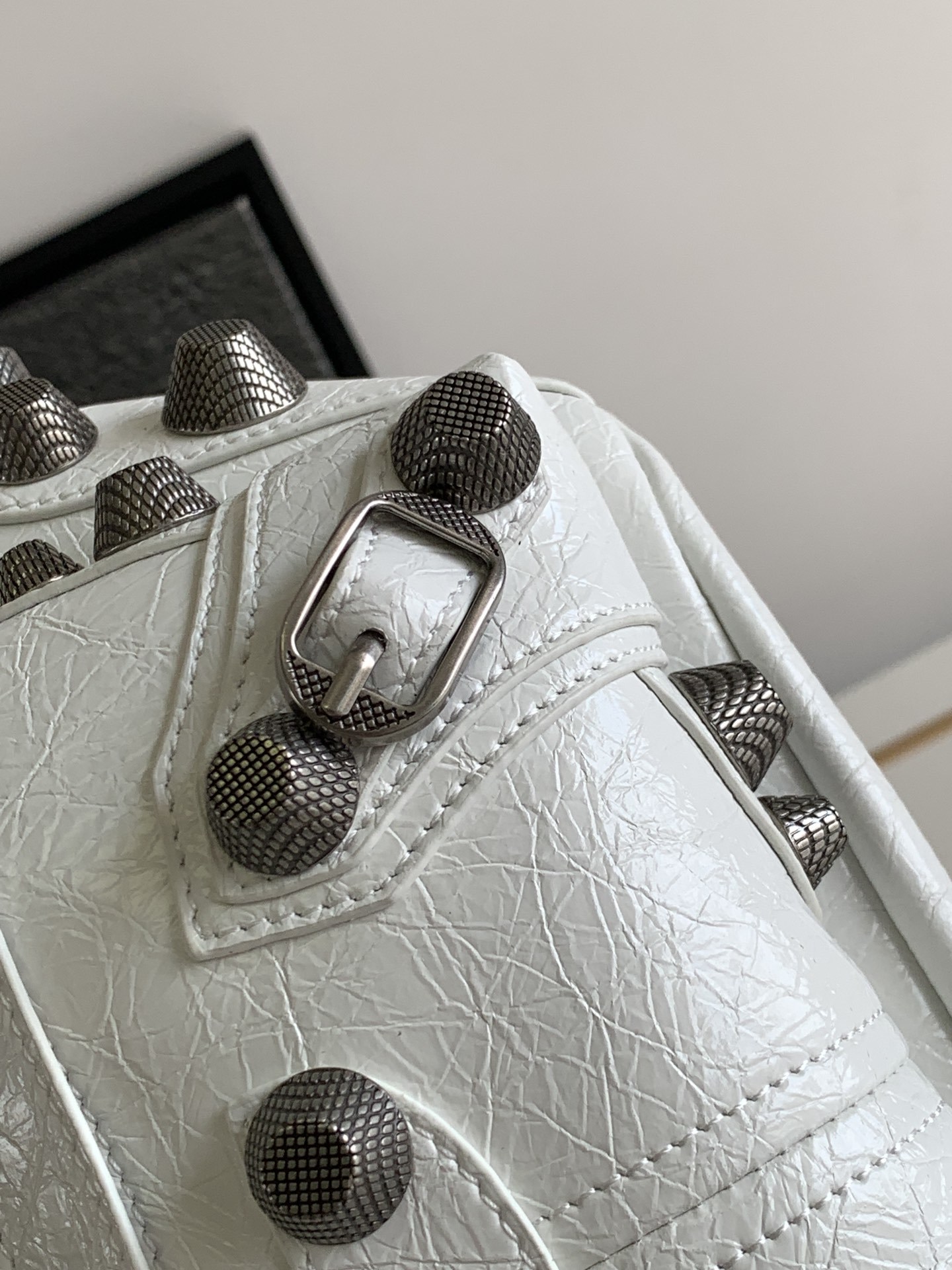 Hourglass iconic Crossbody Belt White Bag - Gorchic - $178.99