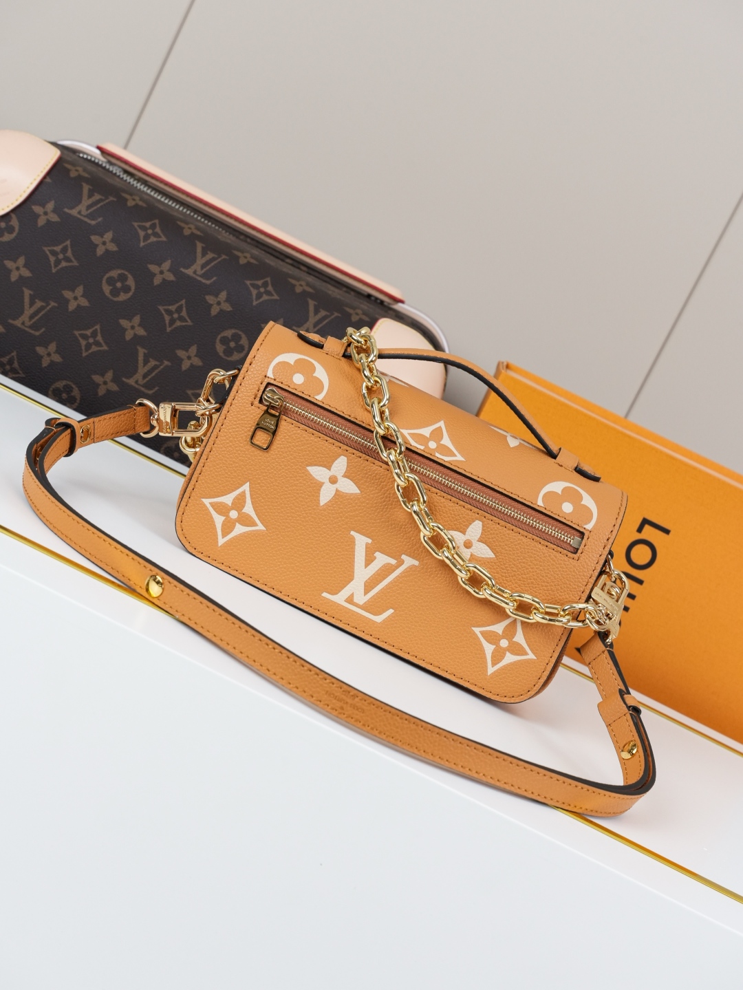 Designer Pochette Métis East West Embossed grain cowhide - Arizona/Cream - Gorchic - $116.99