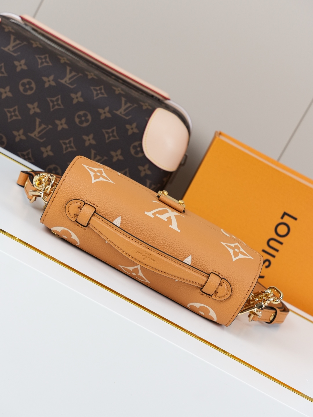 Designer Pochette Métis East West Embossed grain cowhide - Arizona/Cream - Gorchic - $116.99