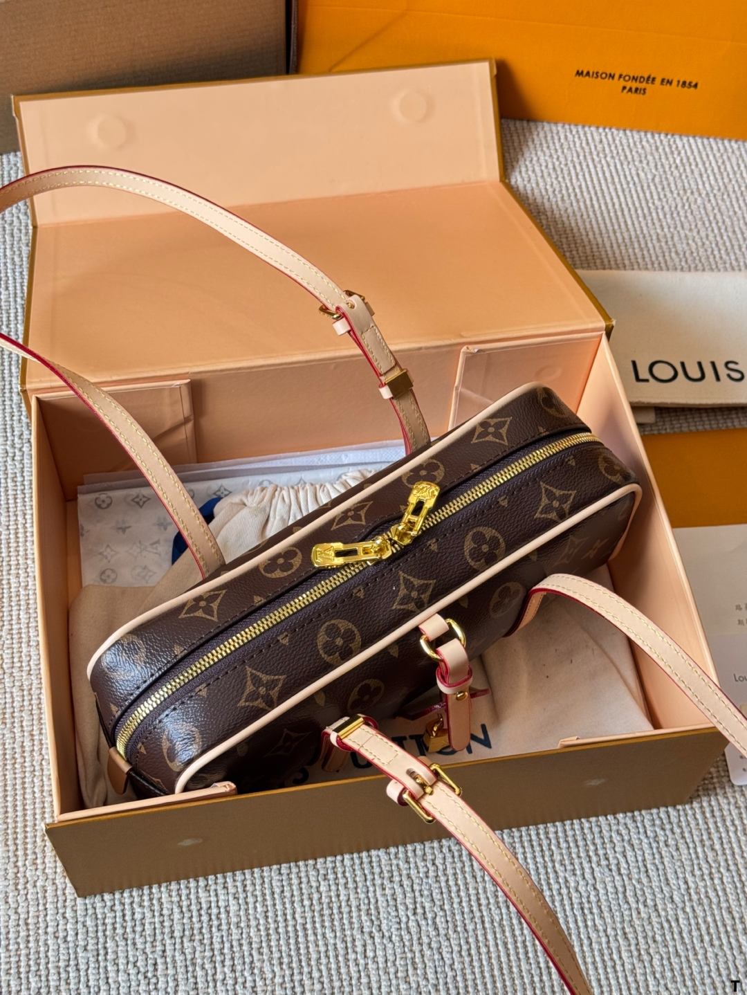 Designer Hang On Handbag - Brown - Gorchic - $120.99