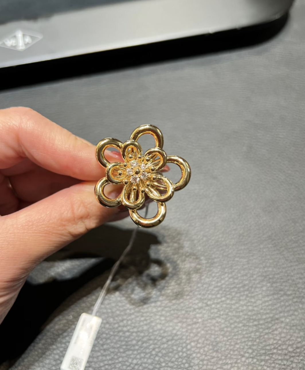 VAC Flowerlace clip pendant, Yellow gold, diamonds, Large model - Gorchic - $44.99