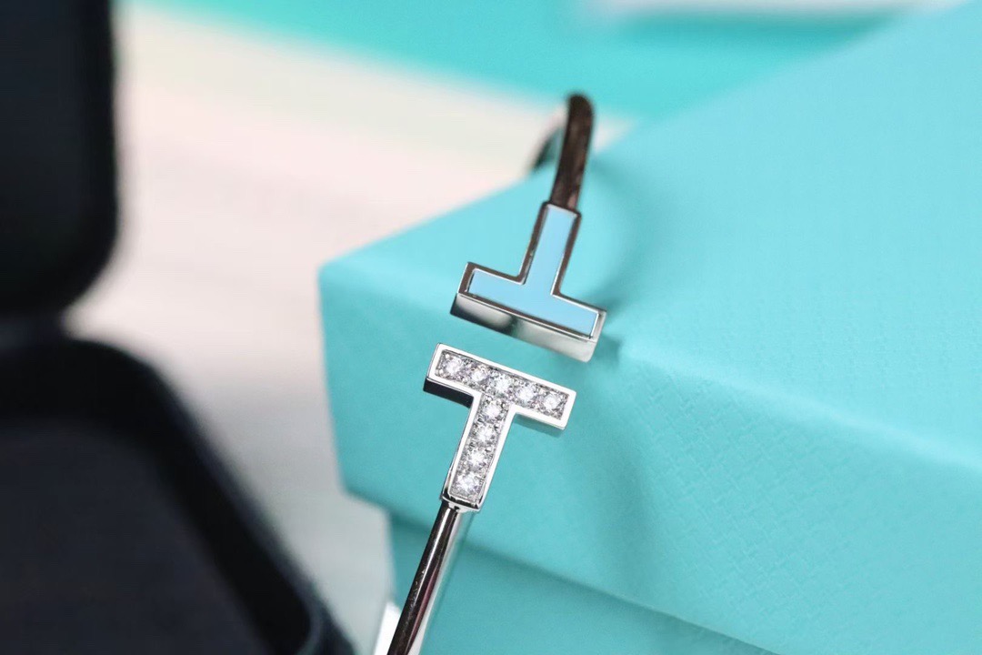 T.F. T Diamond and Turquoise Wire Bracelet - Gorchic - $48.99