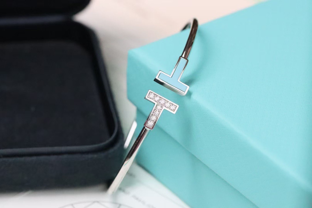 T.F. T Diamond and Turquoise Wire Bracelet - Gorchic - $48.99