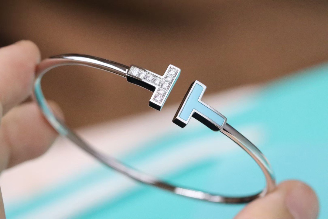 T.F. T Diamond and Turquoise Wire Bracelet - Gorchic - $48.99