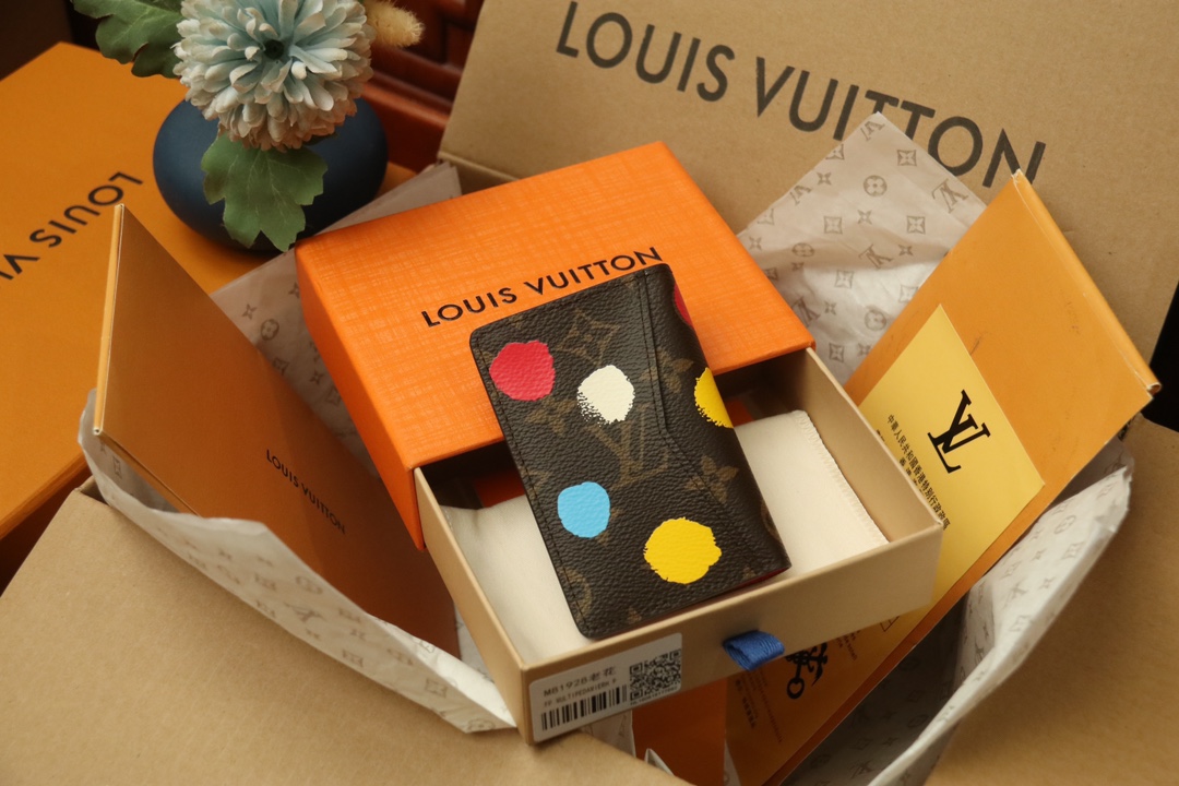 [TOP]Designer x Yayoi Kusama Couverture Passport Cover - Gorchic - $120.99