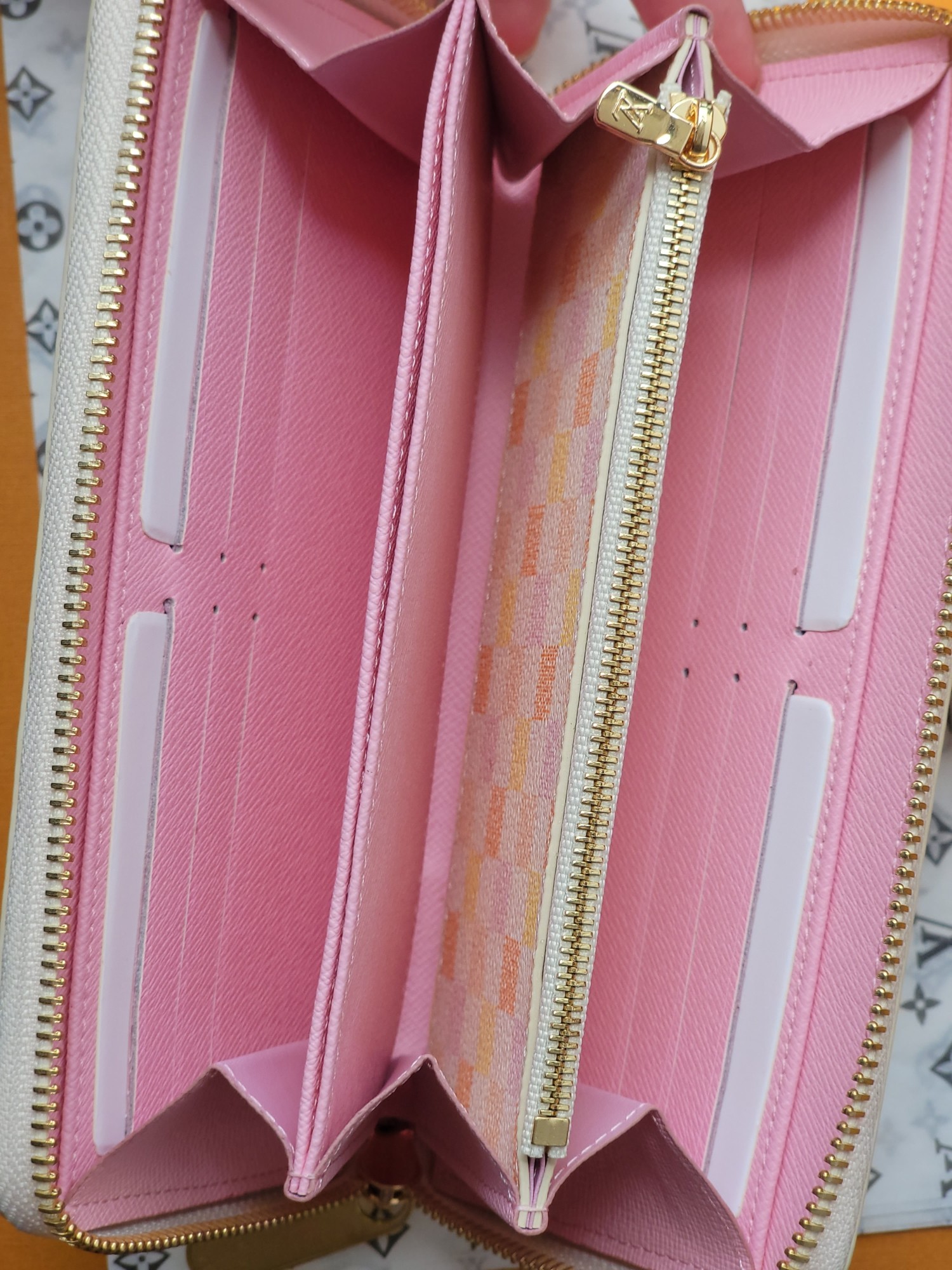 [TOP]Designer Zippy Vertical Wallet - Gorchic - $142.99