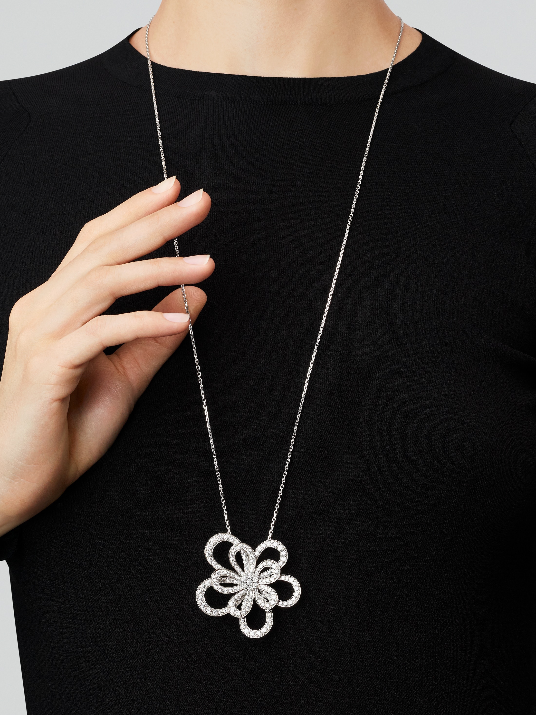 VAC Flowerlace clip and pendant, White gold, diamonds - Gorchic - $44.99