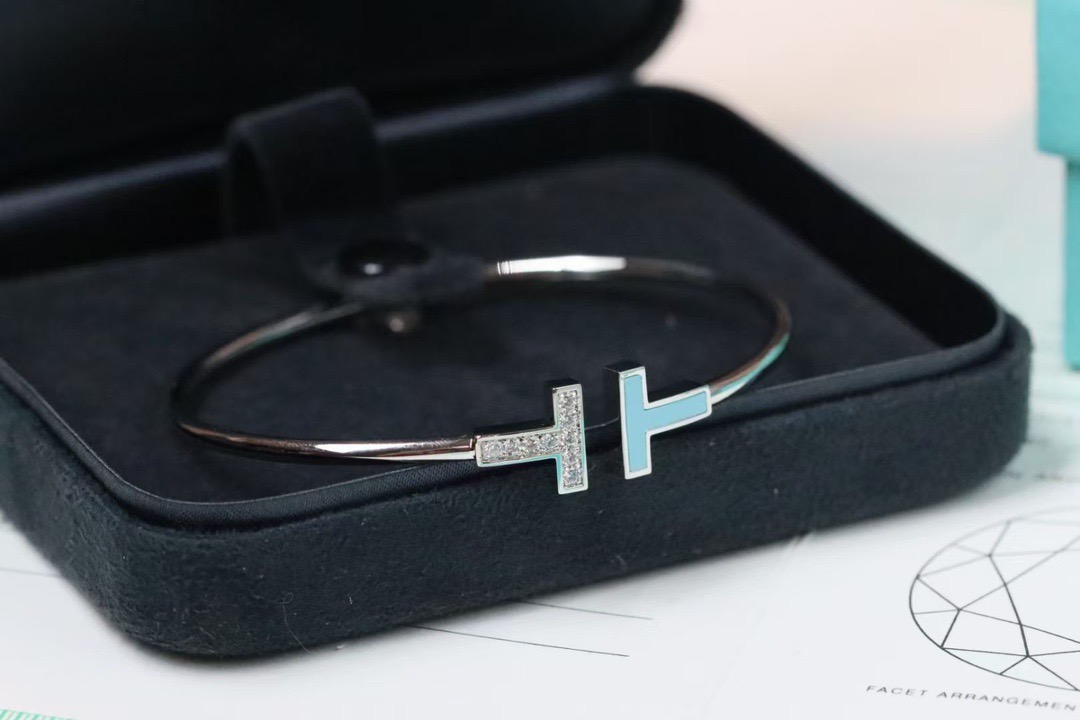 T.F. T Diamond and Turquoise Wire Bracelet - Gorchic - $48.99