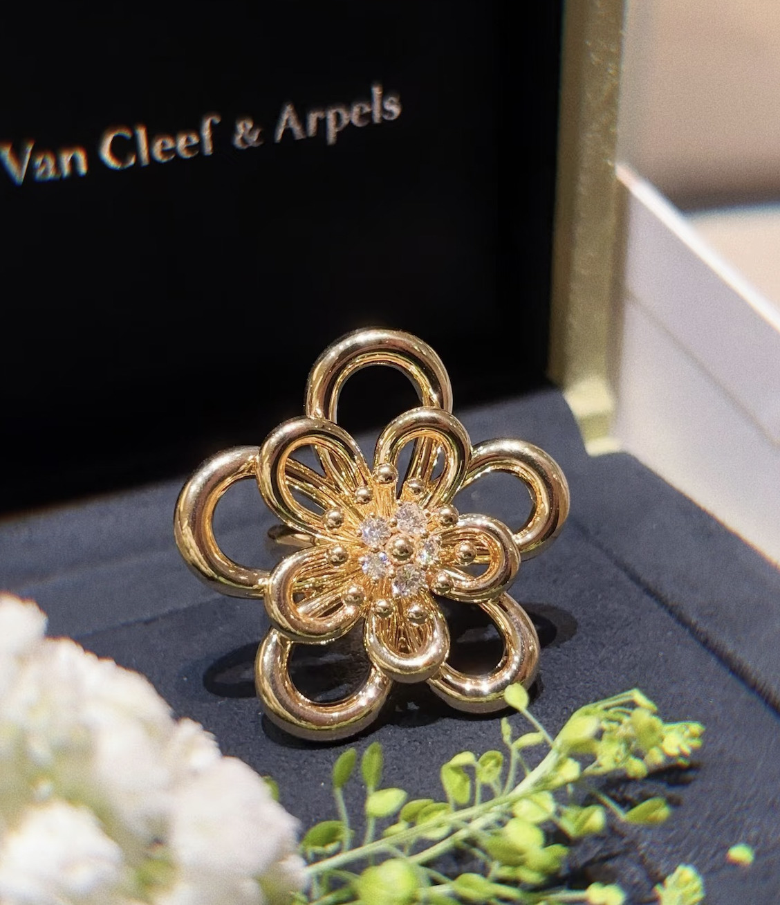 VAC Flowerlace clip pendant, Yellow gold, diamonds, Large model - Gorchic - $44.99