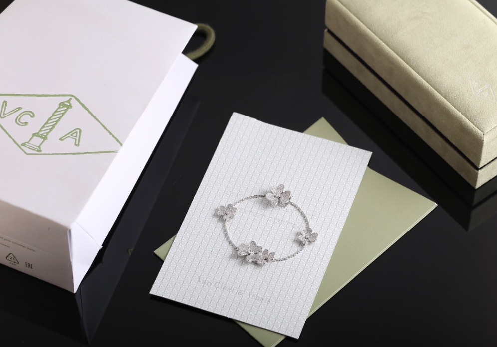 VAC Vinatge Frivole bracelet, 5 flowers, White gold, diamonds - Gorchic - $48.99