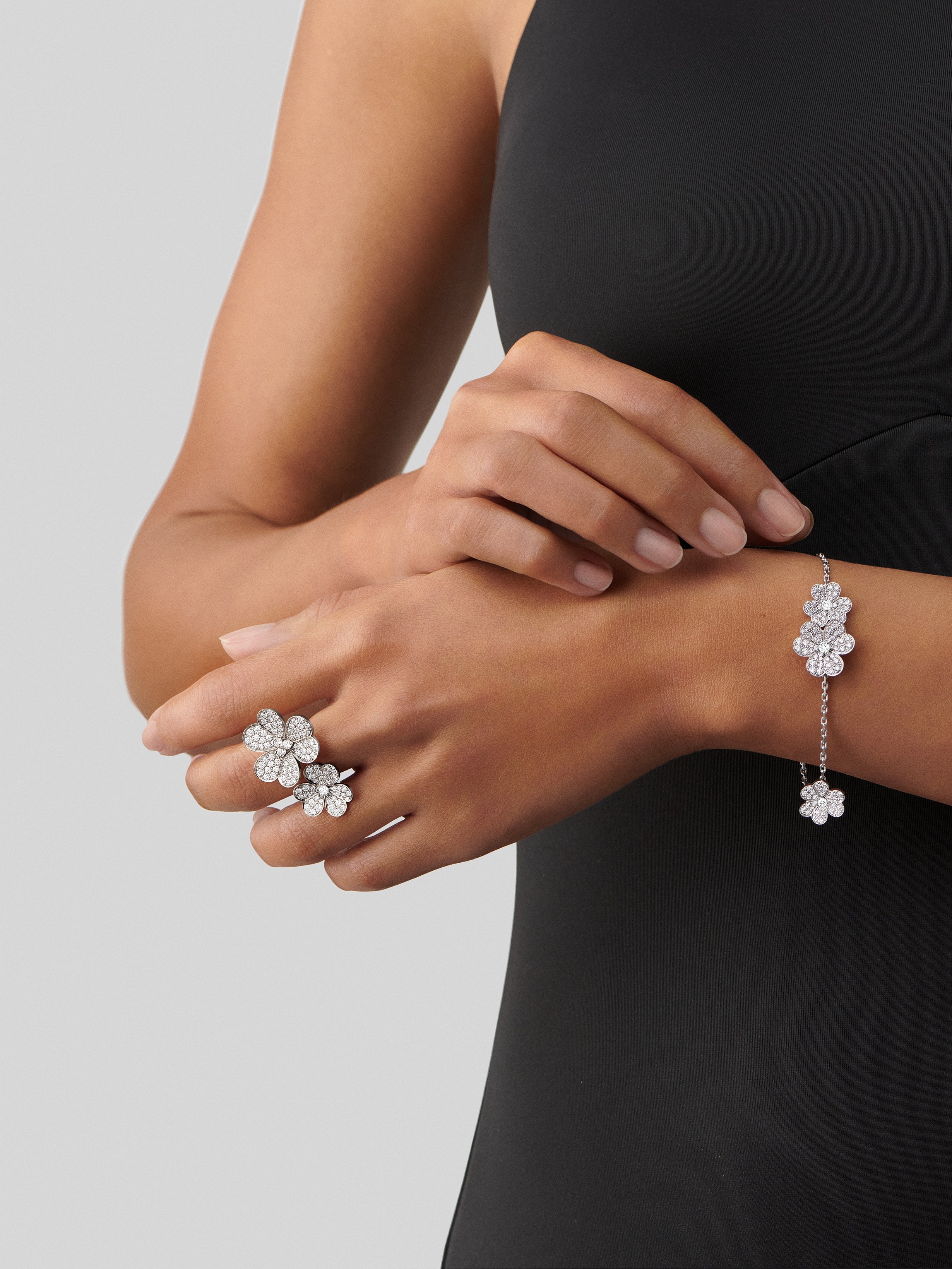 VAC Vinatge Frivole bracelet, 5 flowers, White gold, diamonds - Gorchic - $48.99