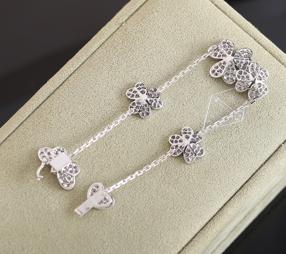 VAC Vinatge Frivole bracelet, 5 flowers, White gold, diamonds - Gorchic - $48.99