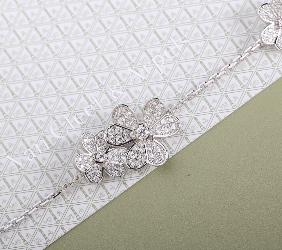 VAC Vinatge Frivole bracelet, 5 flowers, White gold, diamonds - Gorchic - $48.99