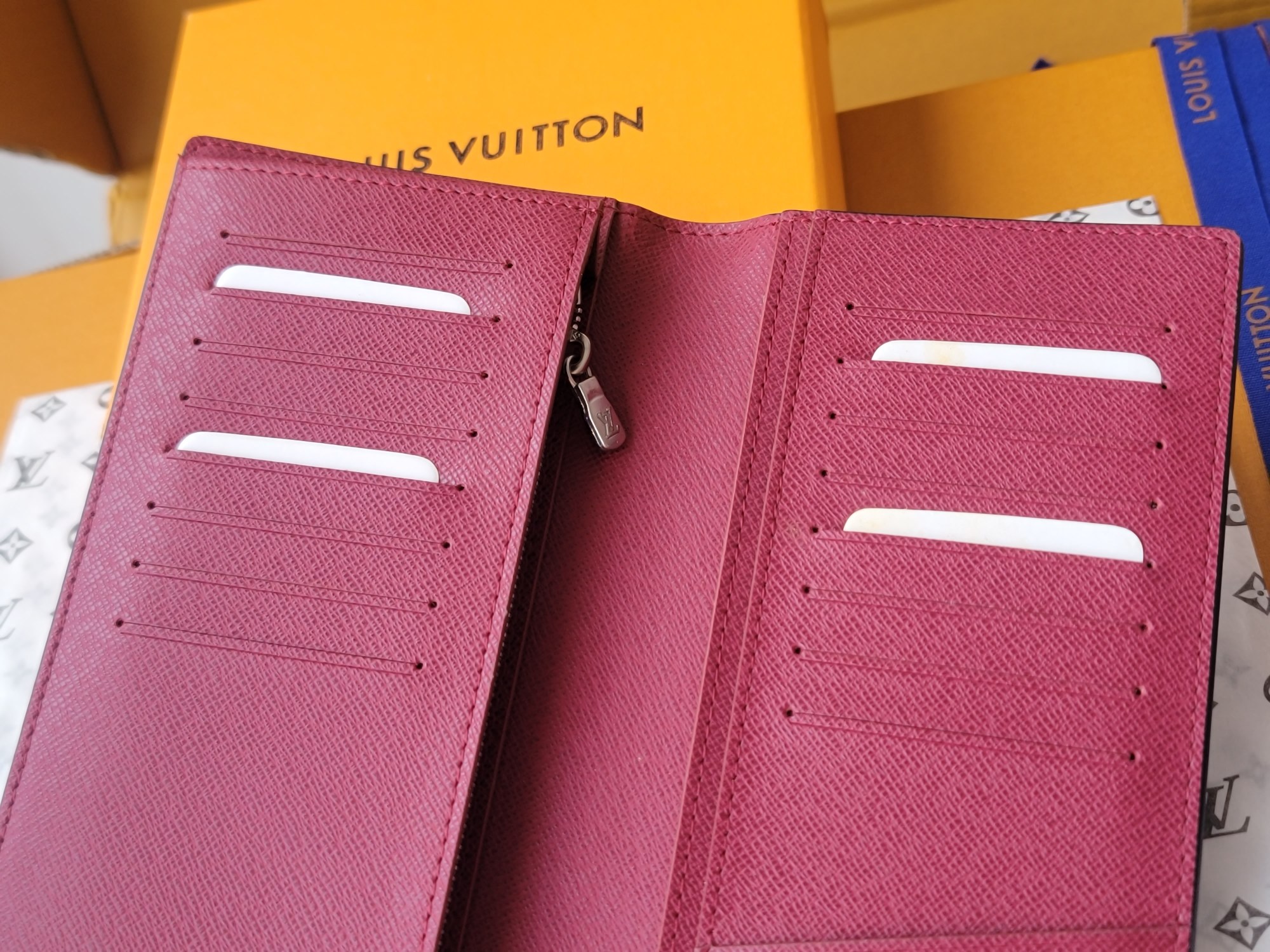 [TOP]Designer Brazza Wallet in Inlaid V Taiga Leather - Grey - Gorchic - $136.99