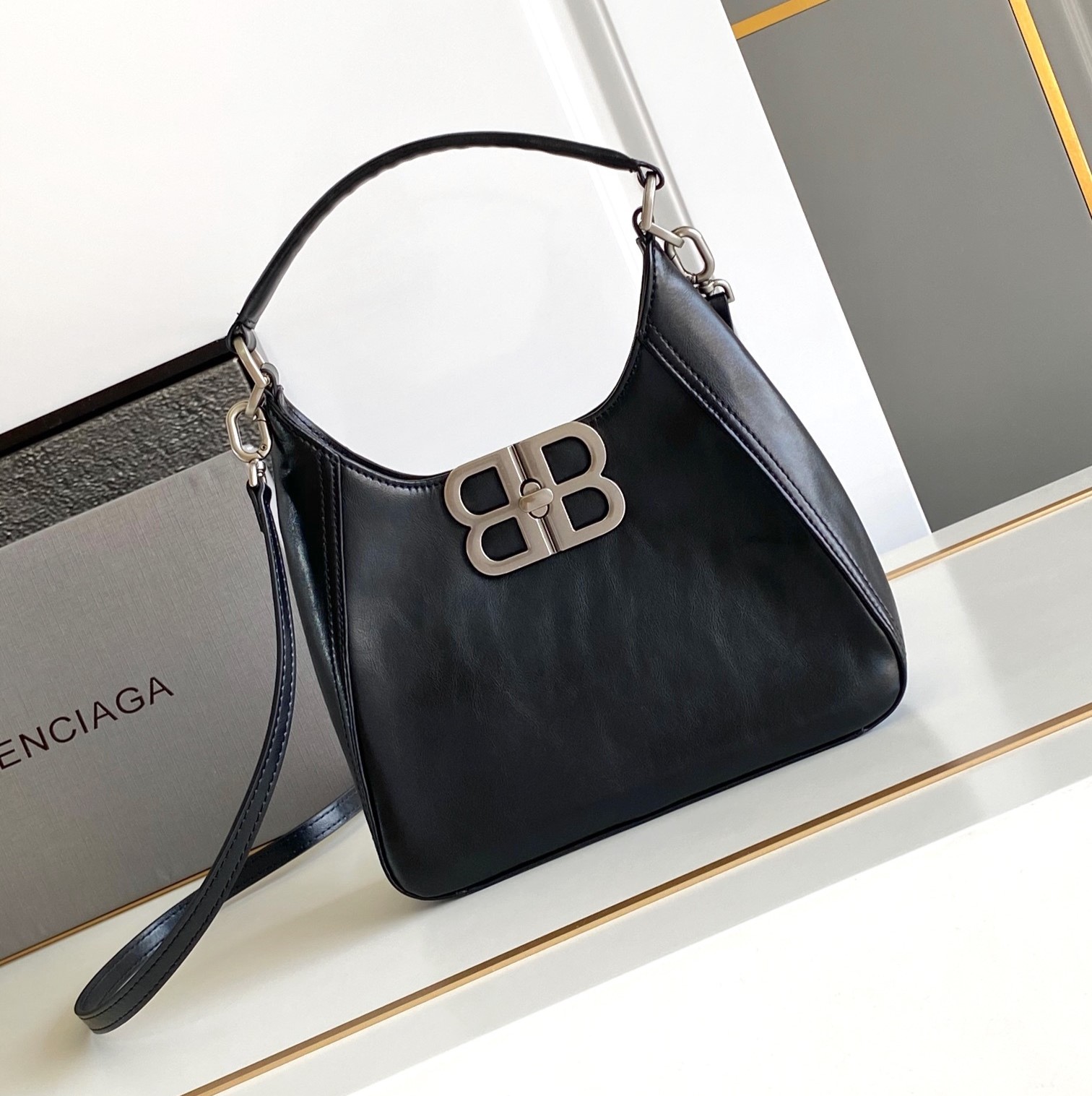 Hourglass iconic Sac Hobo Bb Soft Petit Modèle pour Femme en Noir Black - Bag - Gorchic - $149.99