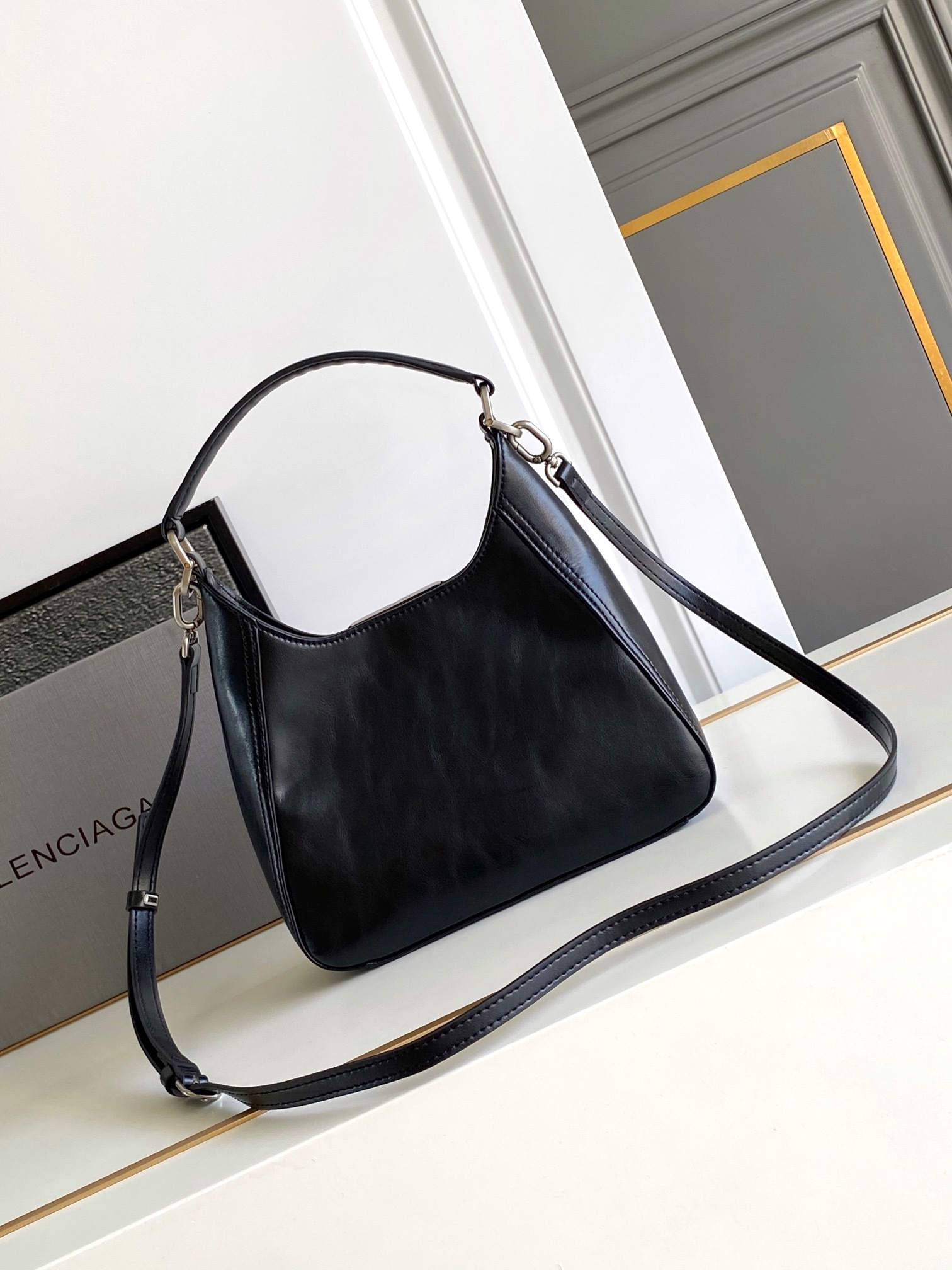 Hourglass iconic Sac Hobo Bb Soft Petit Modèle pour Femme en Noir Black - Bag - Gorchic - $149.99